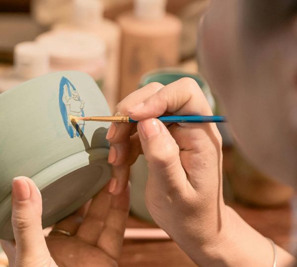 Mejor amiga disfrutando una clase de cerámica